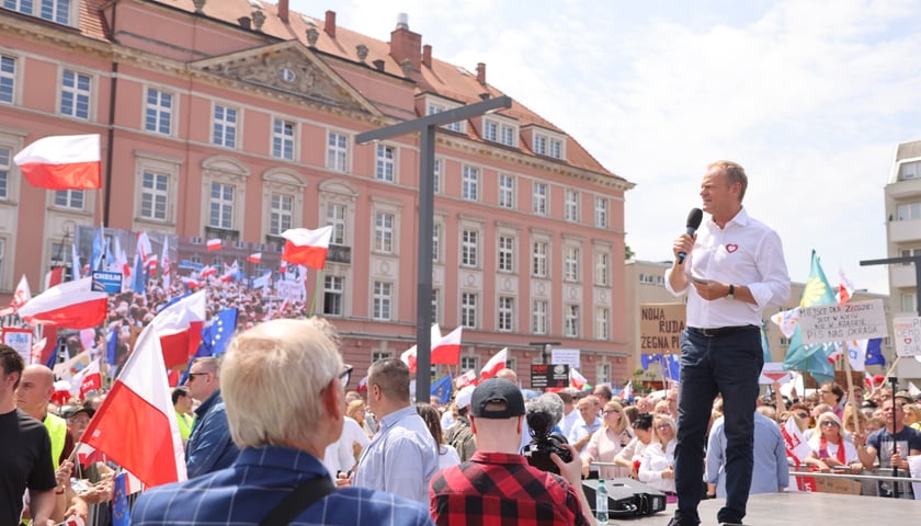 Powiększ obraz: Wiec Donalda Tuska we Wrocławiu. Przewodniczący PO