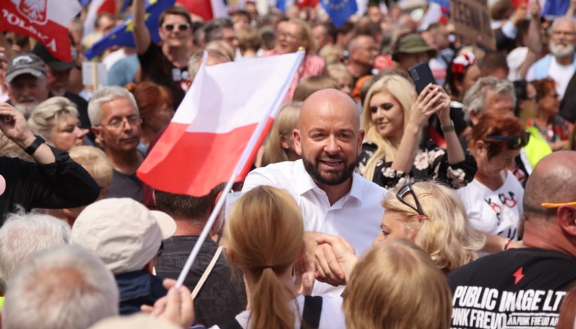 Powiększ obraz: Wiec Donalda Tuska we Wrocławiu. Jacek Sutryk, prezydent Wrocławia, w tłumie uczestników