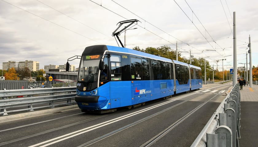 Powiększ obraz: Na zdjęciu tramwaj linii 23 jadący już otwartym fragmentem trasy na Nowy Dwór. Od września będzie docierał do pętli przy ul. Rogowskiej.
