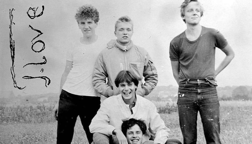 Powiększ obraz: Zespół T.LOVE w latach 80. Na zdjęciu od lewej stoją: Jacek Wudecki, Muniek Staszczyk, Dariusz Zając, w środku Jarosław Woszczyna, na dole Jacek Śliwczyński