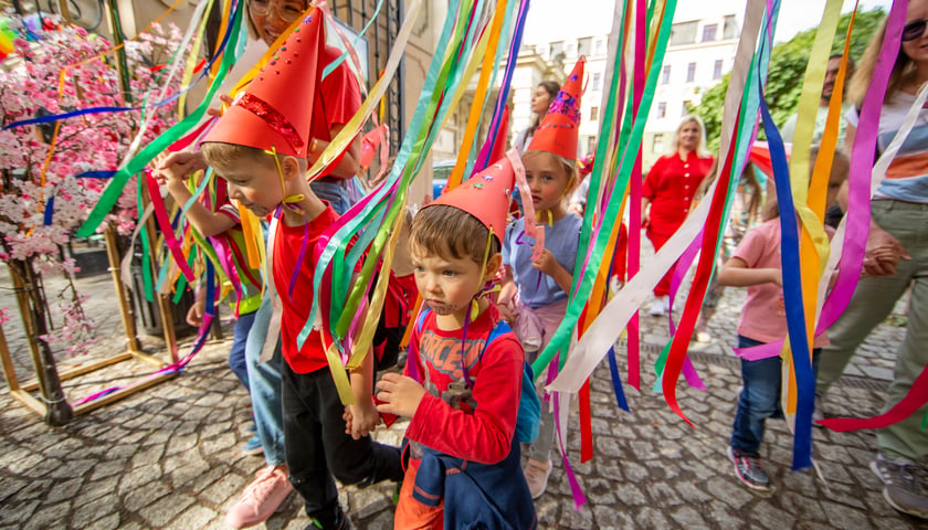 Powiększ obraz: Dzieci wchodzące do Ogrodu Staromiejskiego w Wielkiej Paradzie Krasnali