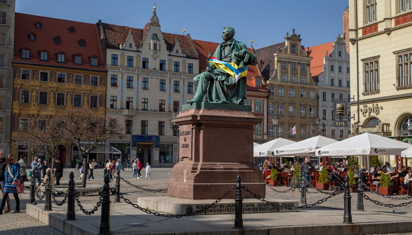 Powiększ obraz: Pomnik Aleksandra hr. Fredry na wrocławskim Rynku