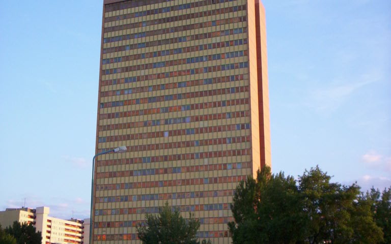 Powiększ obraz: <p>Poltegor przy Powstańc&oacute;w Śląskich. Dziś w miejscu biurowca stoi Sky Tower.&nbsp;</p>
<p>fot.&nbsp;<span style="color: #54595d; font-family: sans-serif; font-size: 13.6px; background-color: #f8f9fa;">&nbsp;</span><strong style="color: #54595d; font-family: sans-serif; font-size: 13.6px; background-color: #f8f9fa;"><a class="external text" style="text-decoration-line: none; color: #3366cc; background: none;" href="http://bartoszsenderek.blogspot.com/" rel="nofollow">Bartosz Senderek</a></strong><span style="color: #54595d; font-family: sans-serif; font-size: 13.6px; background-color: #f8f9fa;">&nbsp;/ <a href="https://pl.wikipedia.org/wiki/Poltegor_Centre_we_Wroc%C5%82awiu#/media/Plik:Poltegor_wroclaw.JPG">Creative Commons BY-SA-2.5 / Wikimedia Commons</a></span></p>