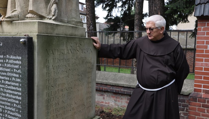 Powiększ obraz: Cmentarz przy klasztorze franciszkanów na Karłowicach. Ojciec Jozafat Roman Gohly, przełożony klasztoru na Karłowicach