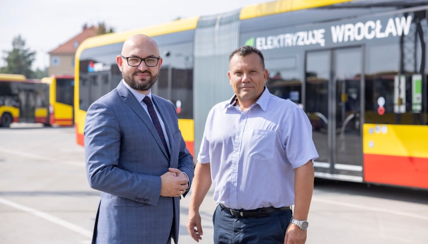 Powiększ obraz: Witold Woźny - prezes MPK Wrocław, oraz Edward Filiks - kierownik zajezdni autobusowej
