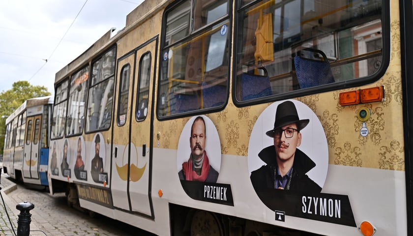 Powiększ obraz: Plebiscyt Złoty Wąs lansuje męską profilaktykę zdrowotną. Do akcji włączyło się MPK udostępniając tramwaj, który promuje akcję.