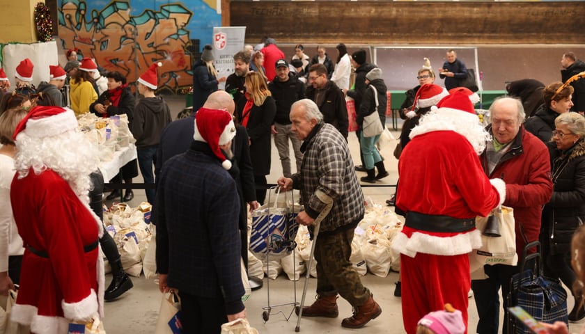 Paczki Dobrych Relacji w Centrum Sektor 3 przy ulicy Legnickiej, Wrocław 18.12.2023