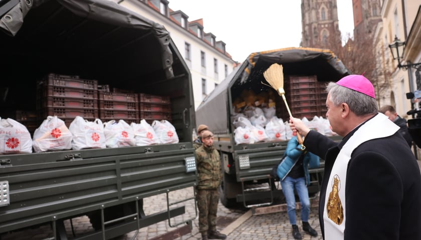 Powiększ obraz: Caritas rozdał paczki potrzebującym w ramach akcji ''Niosę dobro''