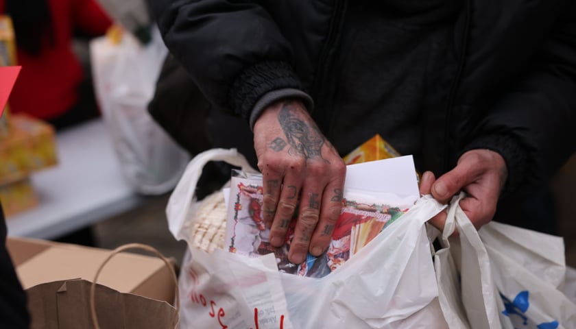 Caritas rozdał paczki potrzebującym w ramach akcji ''Niosę dobro''