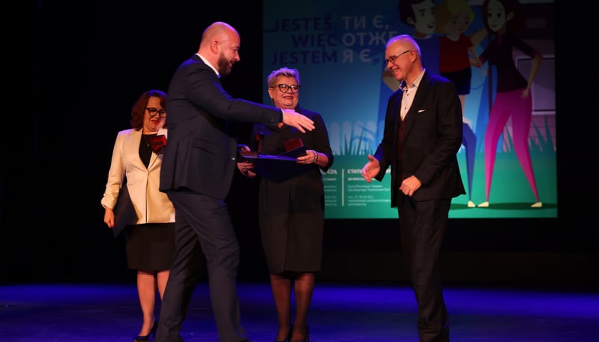 Powiększ obraz: <p>Koncert &bdquo;Aniołkowe Granie&rdquo; w Teatrze Muzycznym Capitol &ndash; prezydent Jacek Sutryk i tw&oacute;rcy &bdquo;Aniołkowego Grania&rdquo; &ndash;Jolanta Hejda-Pawlak, Katarzyna Głowik-Jamr&oacute;z i Sylwester Pajęcki</p>