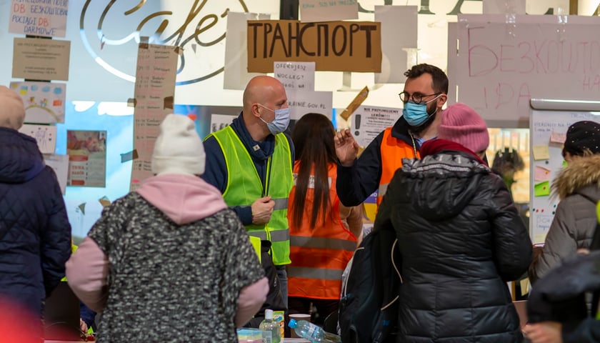 Powiększ obraz: Uchodźcy wojenni z Ukrainy o wolontariusze na dworcu we Wrocławiu