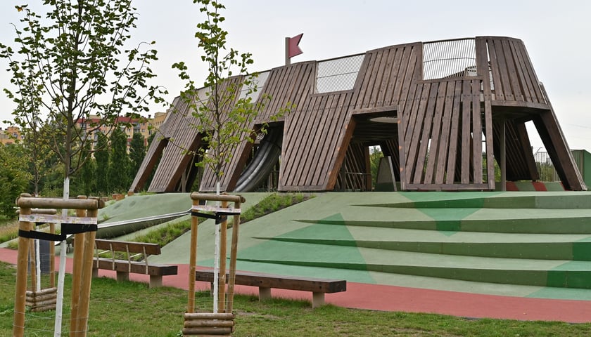 Powiększ obraz: <p>Na zdjęciu plac zabaw Średniowieczny Wrocław w parku Tysiąclecia.</p>