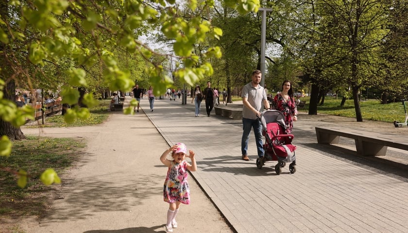 Wrocławianie wypoczywający w plenerze w niedzielę 7 kwietnia &ndash; Bulwar Dunikowskiego