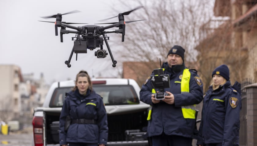 Powiększ obraz: <p>Funkcjonariusze dronami sprawdzają dym wylatujący z komin&oacute;w&nbsp;</p>