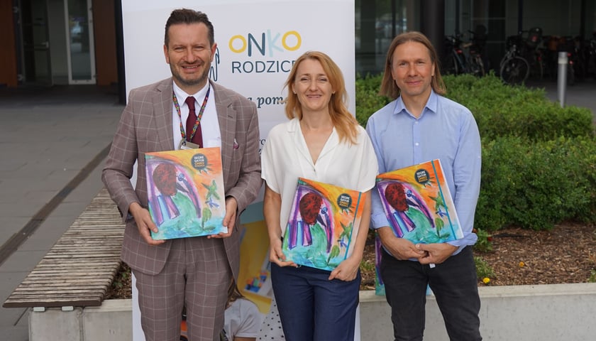 Powiększ obraz: <p>Konferencja z okazji rozpoczęcia wsp&oacute;łpracy między Uniwersyteckim Szpitalem Klinicznym we Wrocławiu a portalem onkorodzice.pl i Fundacją Iskierka (25.06.2024) - Krzysztof Kałwak, Ewa Majewska, Adrian Urbanek</p>