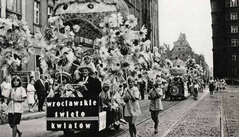 Powiększ obraz: Wrocławskie Święto Kwiatów w 1961 roku