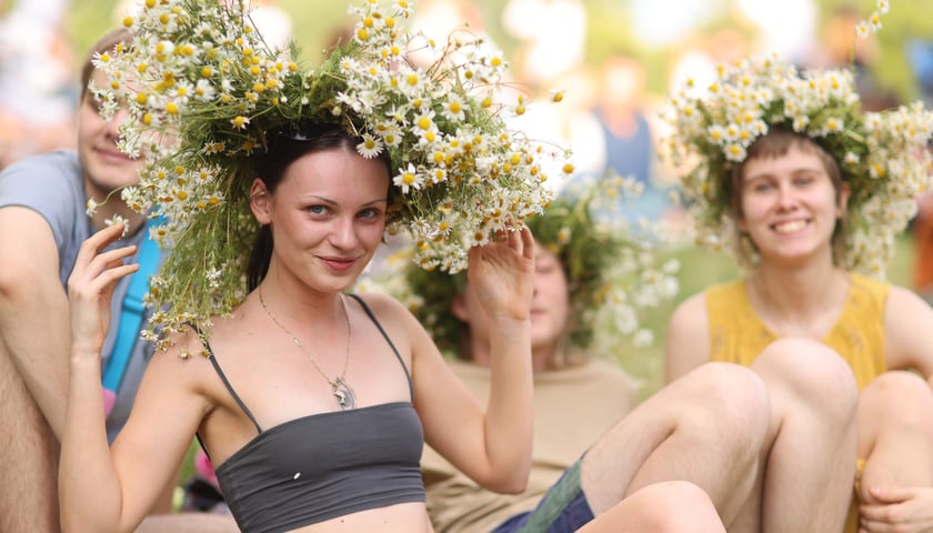 Powiększ obraz: Młode kobiety w plecionych wiankach
