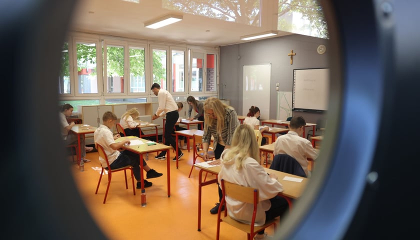 Powiększ obraz: Egzamin ósmoklasisty w SP nr 29 - widok na klasę i uczniów siedzących w ławkach