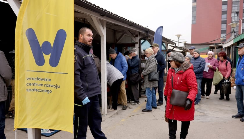 Wydawanie Karty Seniora na targowisku przy Niedźwiedziej, 07.11.2024