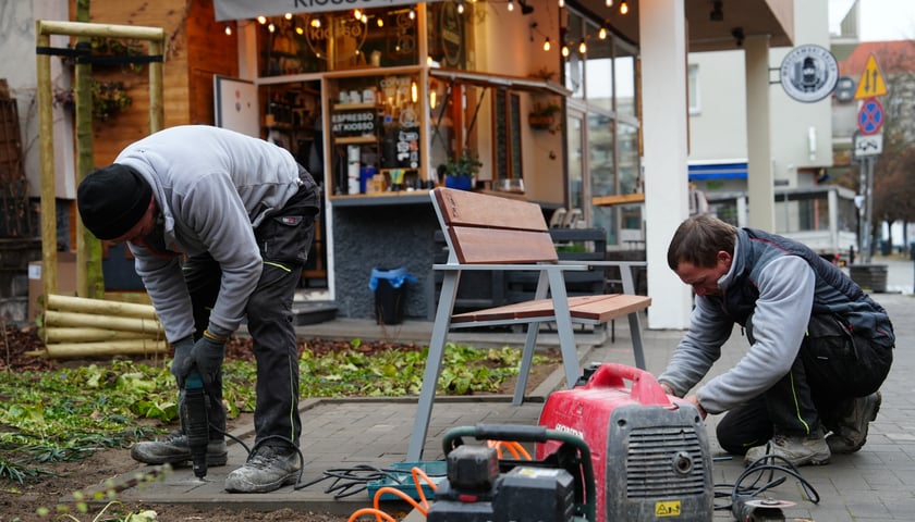 Powiększ obraz: Montaż ławeczki na ulicy Krowiej, listopad 2024