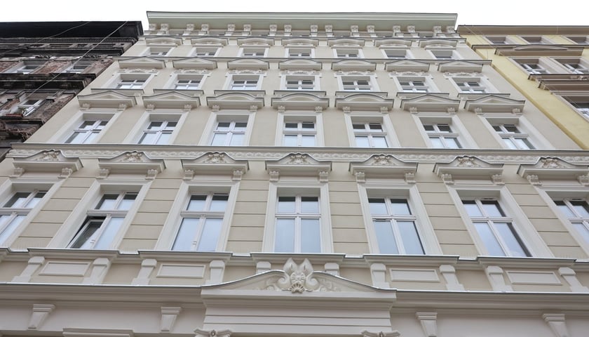 Nowo wyremontowana elewacja ul. Baryckiej 7 we Wrocławiu