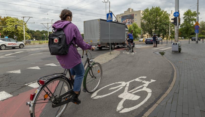 Powiększ obraz: Rowerzystka na ścieżce rowerowej