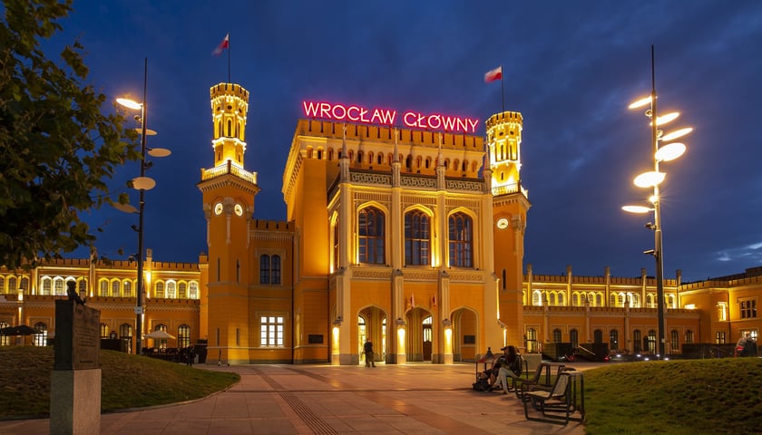 Powiększ obraz: Dworzec Wrocław Główny oświetlony w nocy