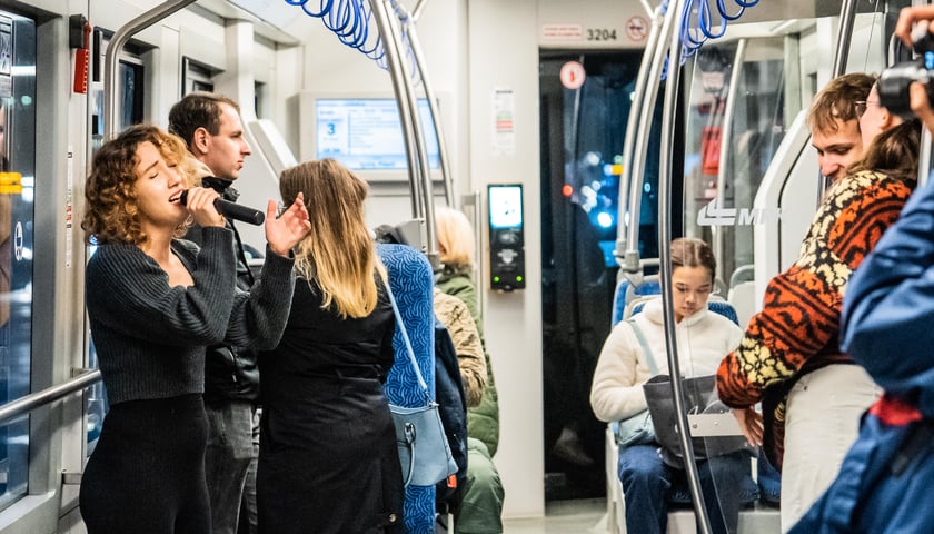 Powiększ obraz: Muzyczny tramwaj 2024. Artyści i pasażerowie