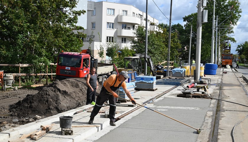 Powiększ obraz: Mijanka na Przyjaźni - wraca tramwaj na Klecinę