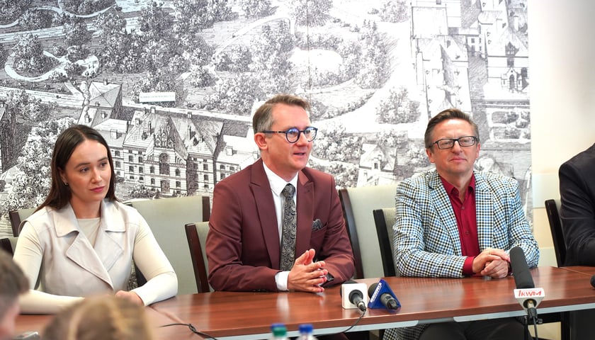 Powiększ obraz: Konferencja prasowa USK Wrocław: od lewej dr Aleksandra Bodetko Klinika Pediatrii, Endokrynologii, Diabetologii i Chorób Metabolicznych Dr Marcin Drozd, dyrektor USK we Wrocławiu, prof. Robert Śmigiel Kierownik Kliniki Pediatrii, Endokrynologii