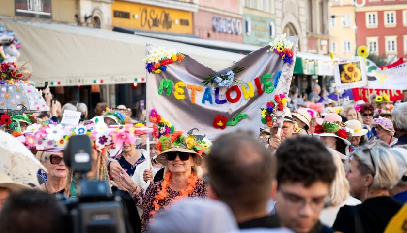 Marsz kapeluszy i przekazanie kluczy do miasta kr&oacute;lowej i kr&oacute;lowi senior&oacute;w - Dni Seniora 2025 we Wrocławiu