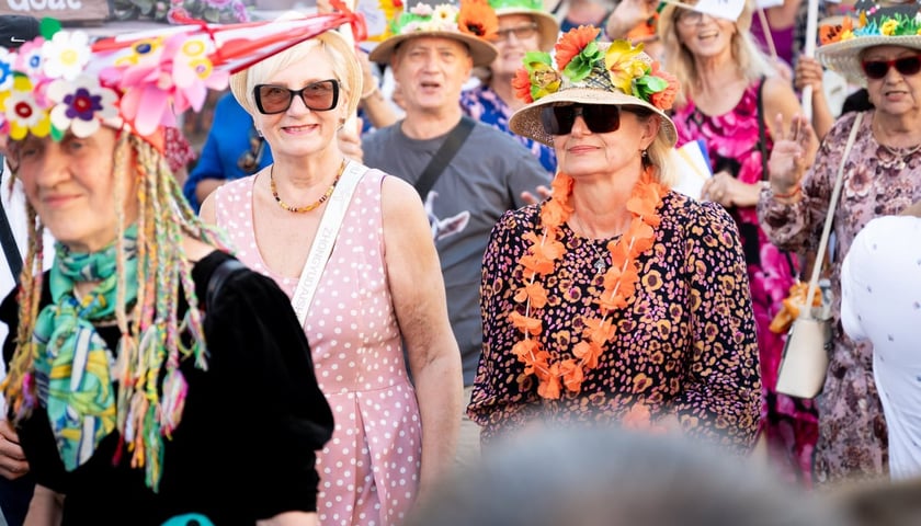 Marsz kapeluszy i przekazanie kluczy do miasta kr&oacute;lowej i kr&oacute;lowi senior&oacute;w - Dni Seniora 2025 we Wrocławiu