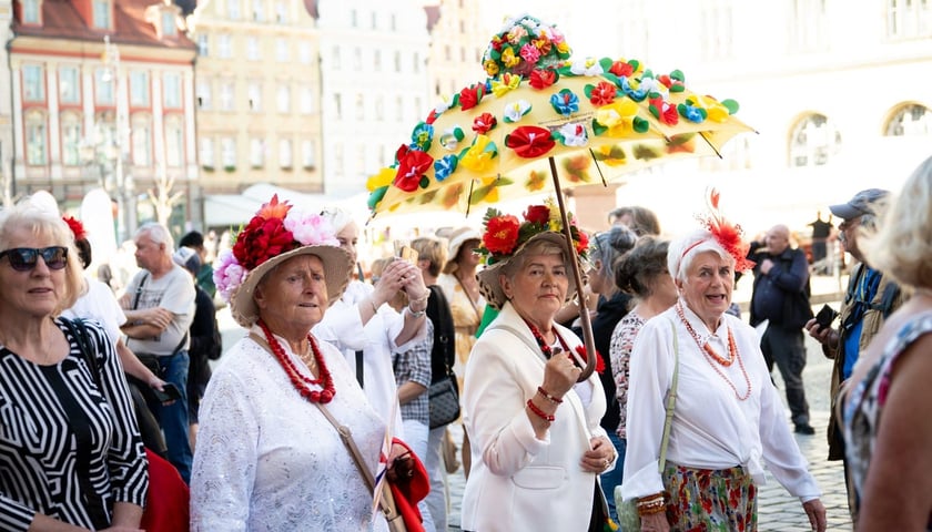 Marsz kapeluszy i przekazanie kluczy do miasta kr&oacute;lowej i kr&oacute;lowi senior&oacute;w - Dni Seniora 2025 we Wrocławiu