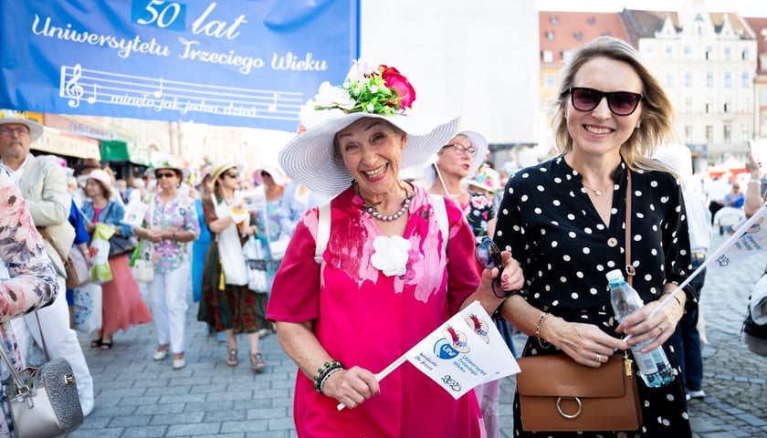 Powiększ obraz: <p>Marsz kapeluszy i przekazanie kluczy do miasta kr&oacute;lowej i kr&oacute;lowi senior&oacute;w - Dni Seniora 2025 we Wrocławiu</p>