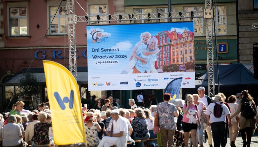 Powiększ obraz: <p>Marsz kapeluszy i przekazanie kluczy do miasta kr&oacute;lowej i kr&oacute;lowi senior&oacute;w - Dni Seniora 2025 we Wrocławiu</p>