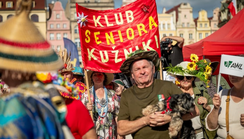 Powiększ obraz: <p>Marsz kapeluszy i przekazanie kluczy do miasta kr&oacute;lowej i kr&oacute;lowi senior&oacute;w - Dni Seniora 2025 we Wrocławiu</p>