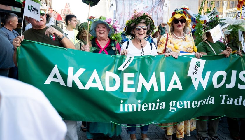 Powiększ obraz: <p>Marsz kapeluszy i przekazanie kluczy do miasta kr&oacute;lowej i kr&oacute;lowi senior&oacute;w - Dni Seniora 2025 we Wrocławiu</p>