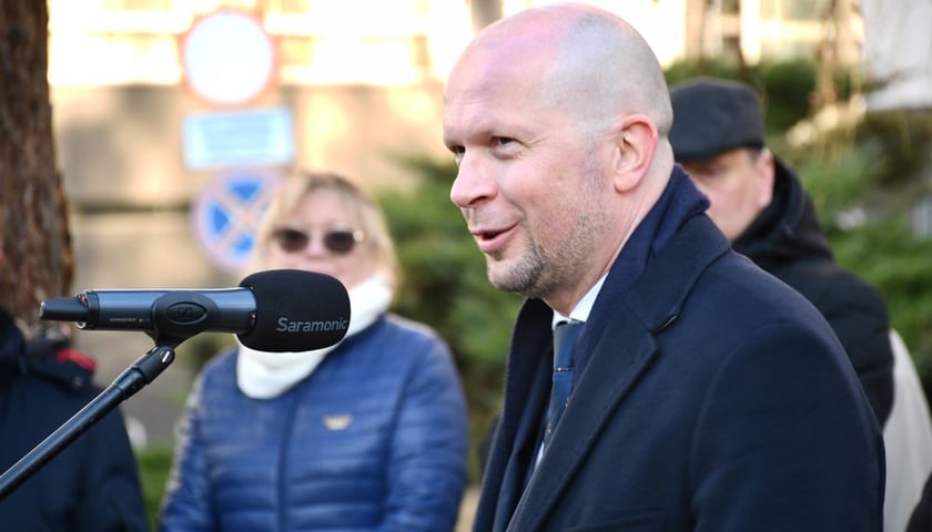 Powiększ obraz: <p>Prezydent Jakub Mazur przemawia w imieniu Jacka Sutryka</p>