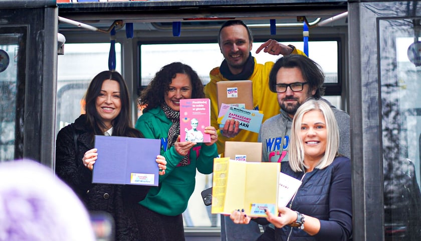 Powiększ obraz: <p>Dwieście książek trafi w ręce wrocławskich czytelnik&oacute;w na pokładzie BookTramu</p>