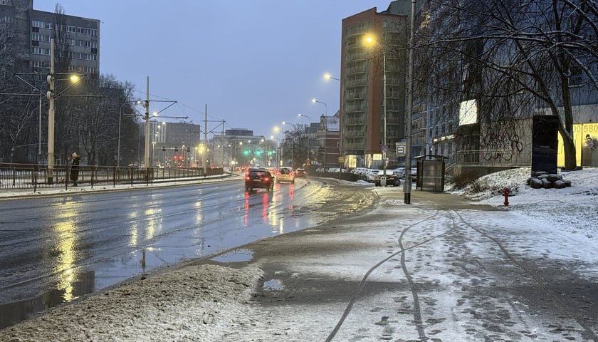 Powiększ obraz: <p>Przelotne opady będą utrzymywać się cały dzień - warto mieć parasol</p>