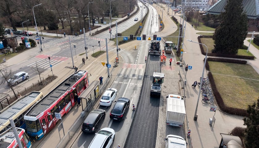 Powiększ obraz: Układanie masy bitumicznej na ulicy Powstańców Śląskich między Orlą a Krzycką