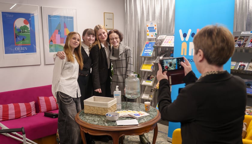 Powiększ obraz: Od lewej strony do wspólnego zdjęcia pozują 4 młode kobiety.