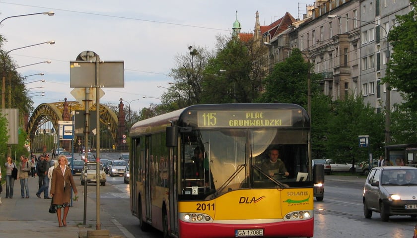 Powiększ obraz: Solaris Urbino 12 #2011 w ruchu liniowym w maju 2008 roku – ul. Marie Curie-Skłodowskiej