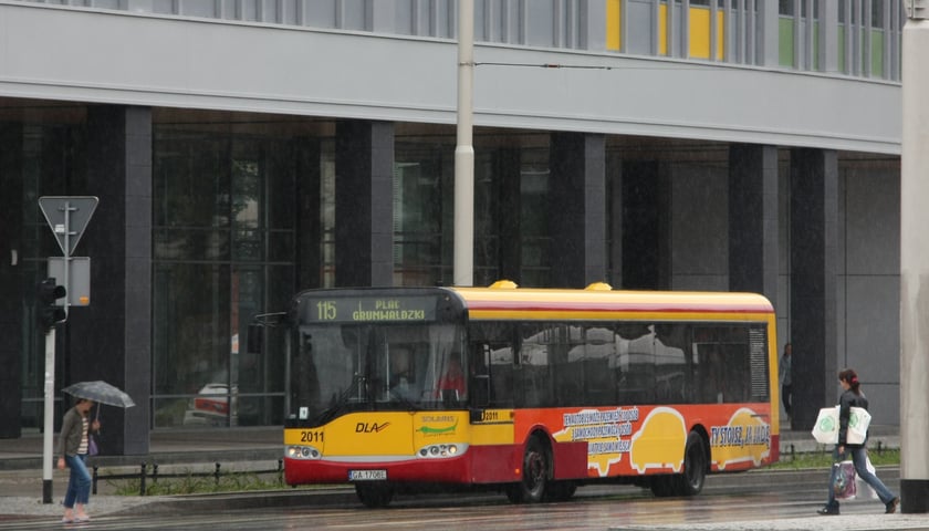 Powiększ obraz: Solaris Urbino 12 #2011 na Pl. Grunwaldzkim w sierpniu 2008 roku