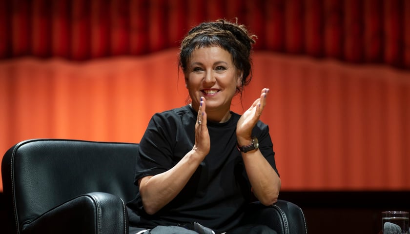 Olga Tokarczuk. Na zdjęciu uśmiechnięta kobieta