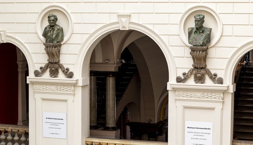 Popiersia dr Marii Starzewskiej i Mariusza Hermansdorfera dłuta rzeźbiarza Tomasza Wenklara zostały uroczyście odsłonięte w muzealnym holu 28 marca 2022 r.