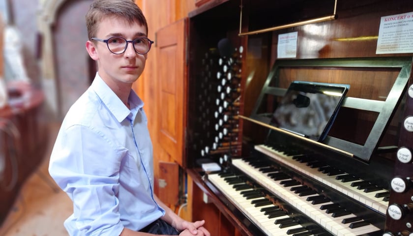 Na zdjęciu Piotr Pawlik przy organowym stole gry