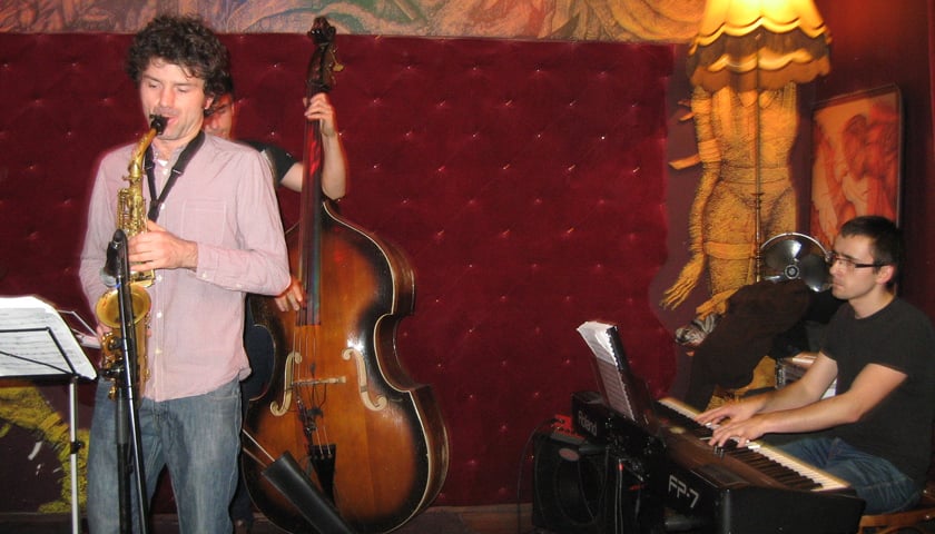 Na jam sessions niezapowiedziani pojawiają się także artyści