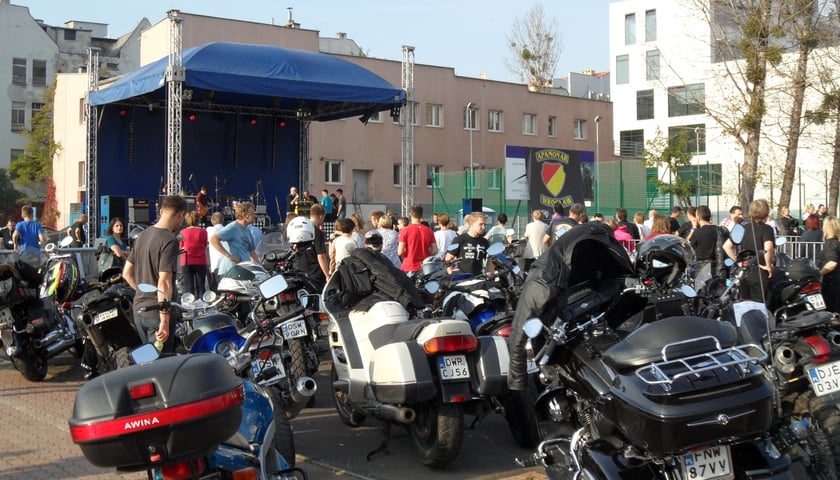 Koncert motocyklistów na placu Zielińskiego
