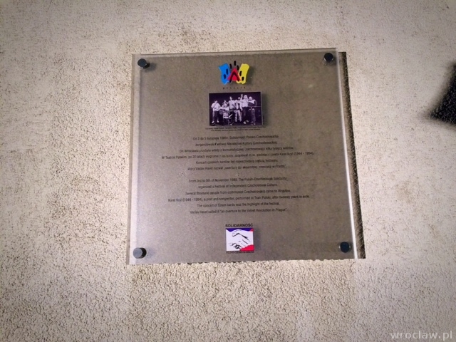 Tablica upamiętniająca 25. rocznicę Festiwalu Niezależnej kultury Czechosłowackiej we Wrocławiu